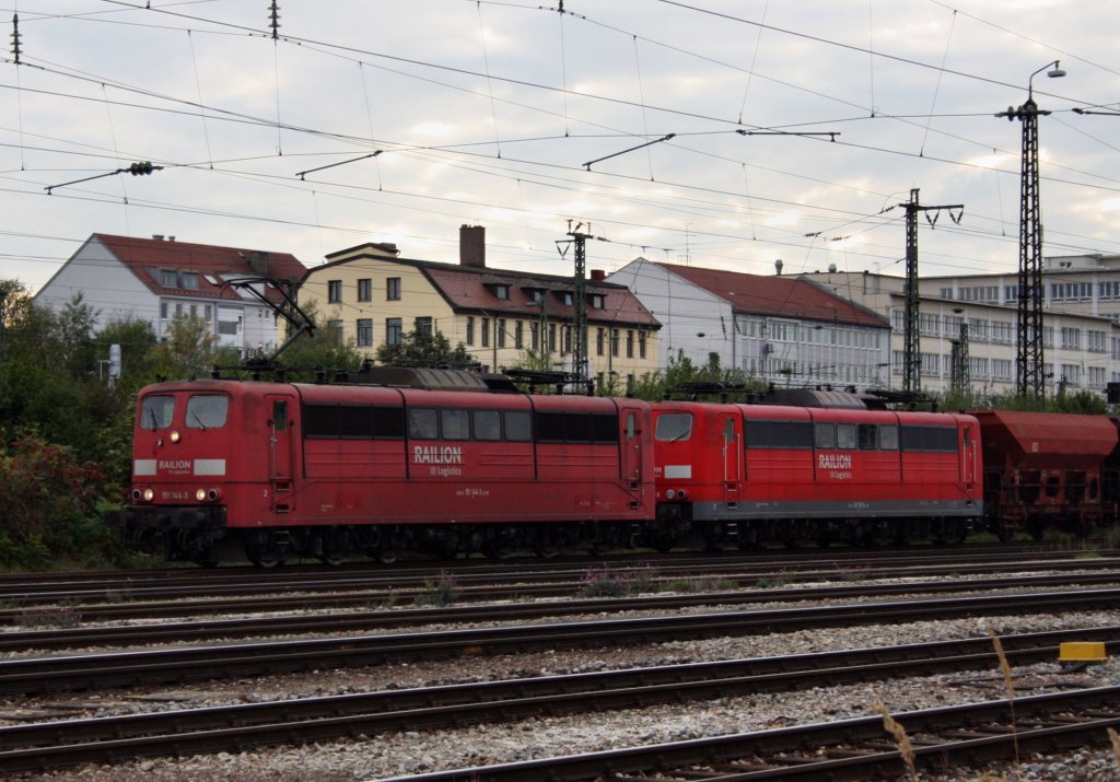M�nchen - Laim Rangierbahnhof am 29.09.10: 151 144-3 mit 151 152-6 im Schlepptau.