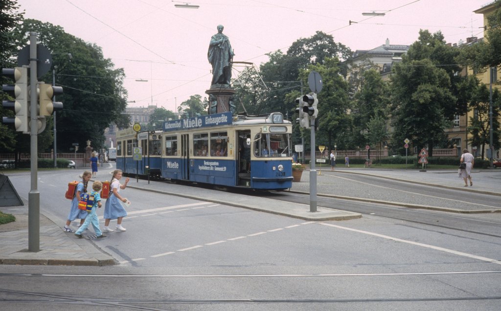 M�nchen MVV Tram 27 (M4.65 2437) Maximilianstrasse / Max II-Denkmal im Juli 1987.