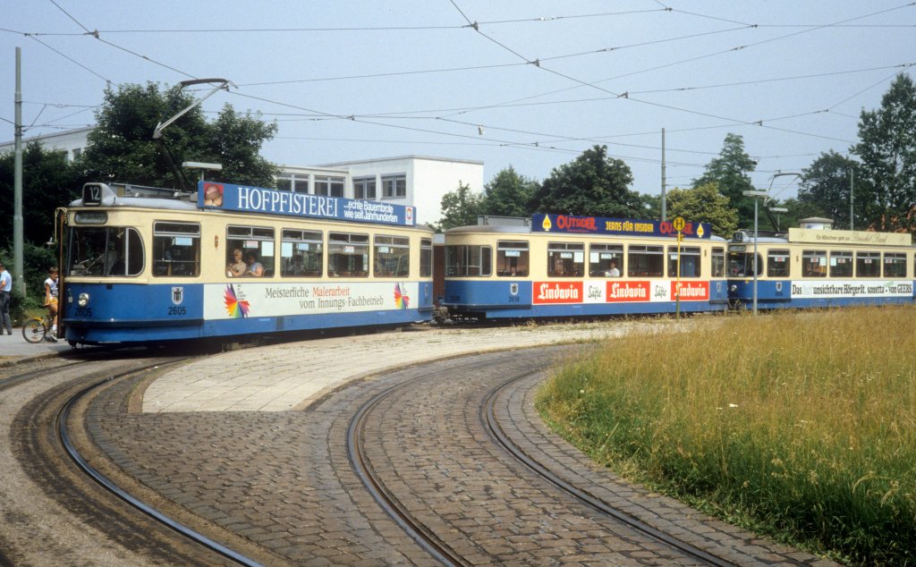 Mnchen MVV Tramlinie 12 (M5.65 2605 + m5.65 3518 / M5.65 2518) Harthof im Juli 1987.