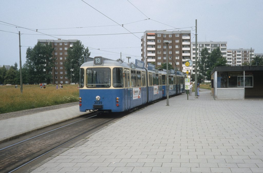 Mnchen MVV Tramlinie 13 (p3.17 3039) Hasenbergl im Juli 1987.