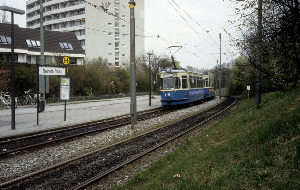 Mnchen MVV Tramlinie 16 (M5.65 2604) Frstenried-West, Neurieder Strasse im April 1990.