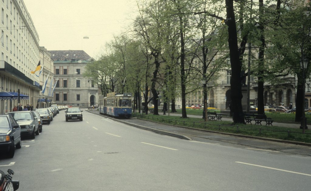 M�nchen MVV Tramlinie 19 (M5.65 2668) Promenadeplatz im April 1990.