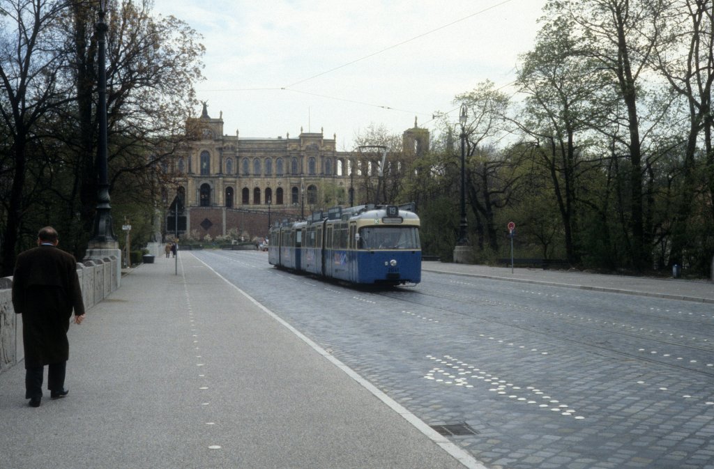 Mnchen MVV Tramlinie 19 (P3.16 2041) Maximiliansbrcke im April 1990.