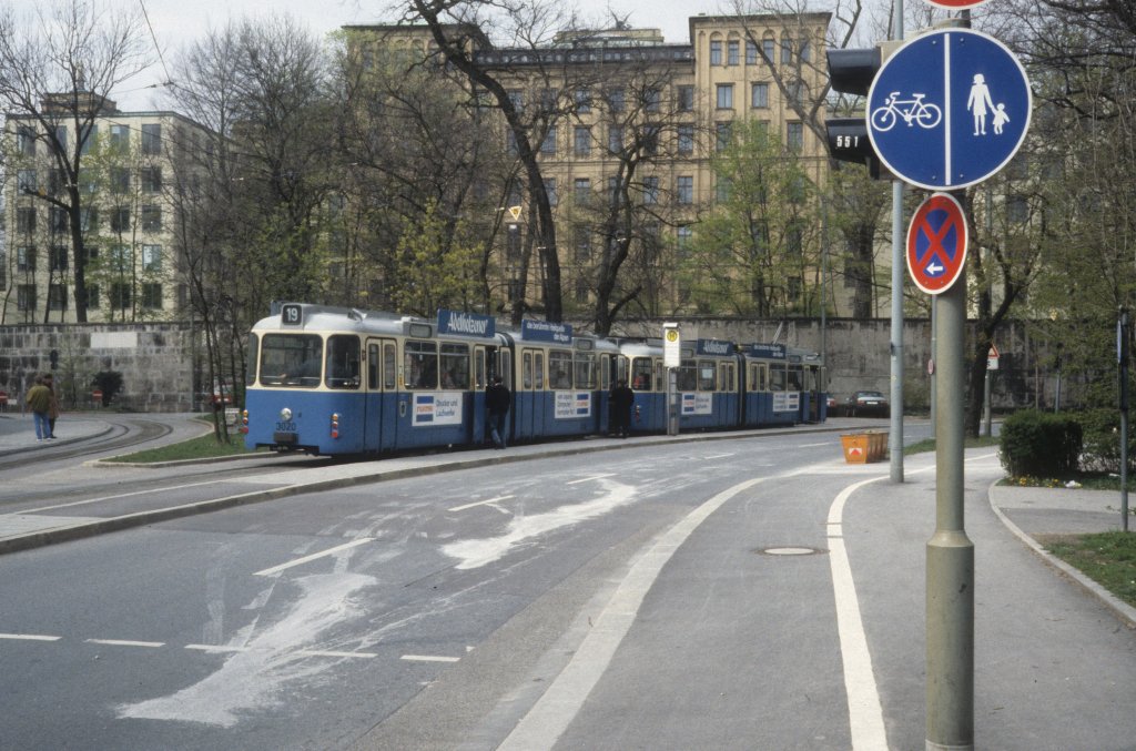 M�nchen MVV Tramlinie 19 (p3.17 3020 + P3.16 2020) Max-Planck-Strasse im April 1990.