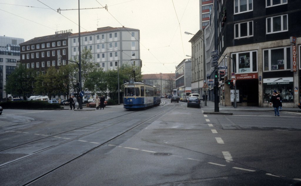 Mnchen MVV Tramlinie 20 (M5.65 2528) Dachauer Strasse / Marsstrasse im April 1990.