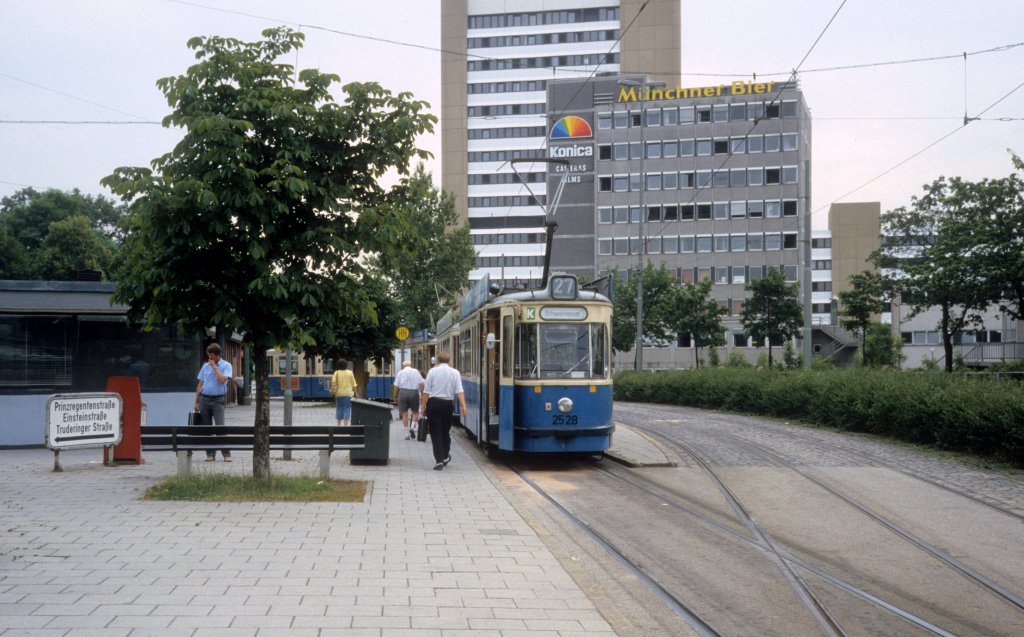 M�nchen MVV Tramlinie 27 (M5.65 2528) Steinhausen im Juli 1987.