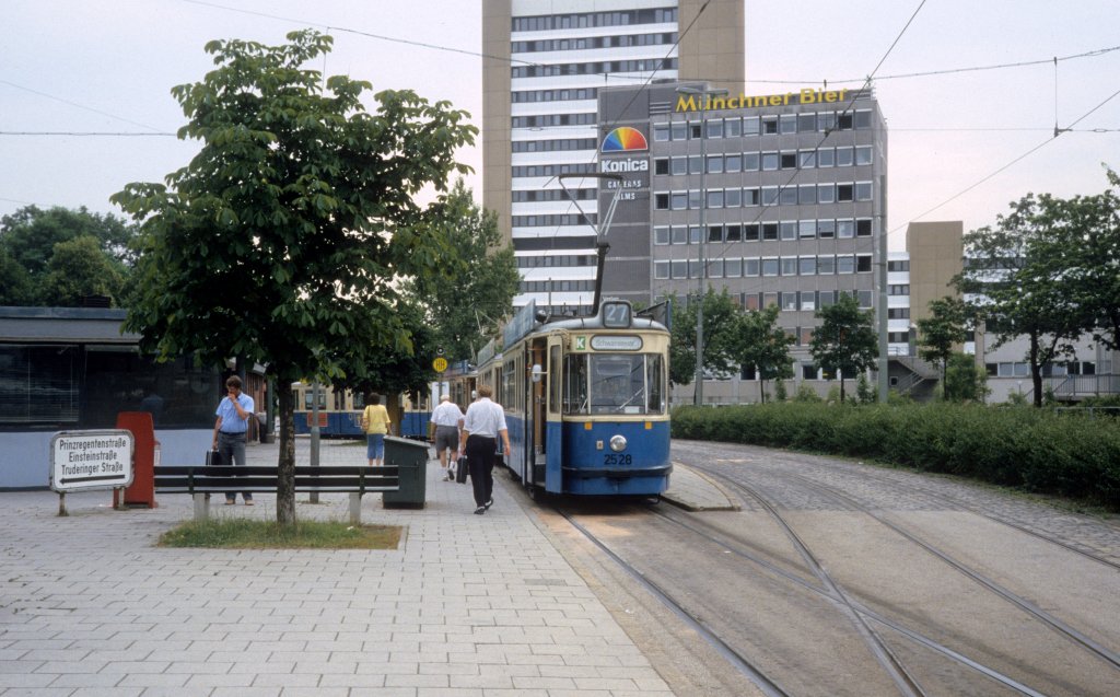Mnchen MVV Tramlinie 27 (M5.65 2528) Steinhausen im Juli 1987.