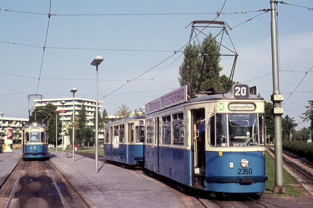 München MVV Tramlinie 9 (M4.65 2496) / 20 (M3.64 2350) Cosimapark am 17. August 1974. - Scan eines Diapositivs.