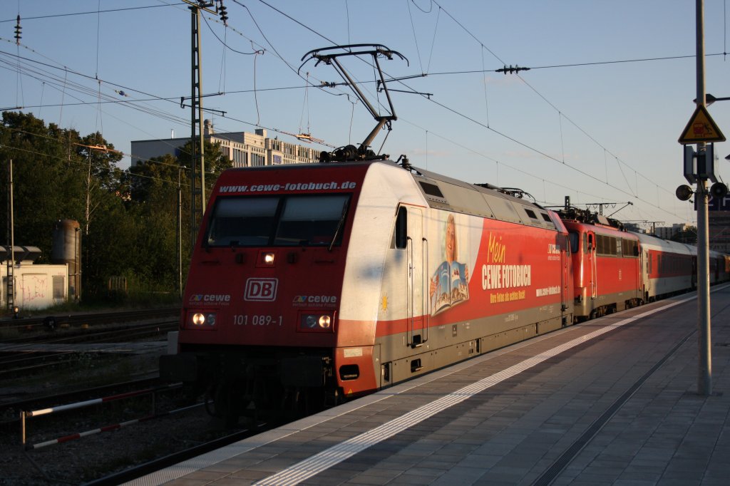 Mnchen Ost am Abend des 22.07.2012: 101 089-1 CEWE Fotobuch und 110 480-1