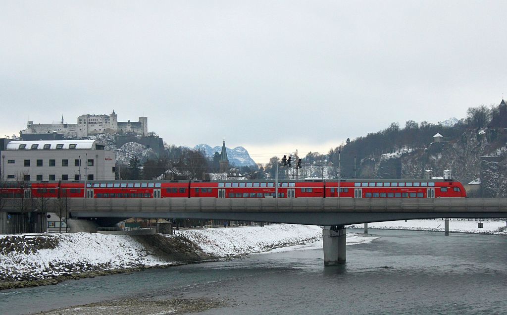 Mnchen-Salzburg Express 79018 ist am Morgen des 6. Januar 2011 ber der Salzach auf der Fahrt in die bayerische Hauptstadt. 