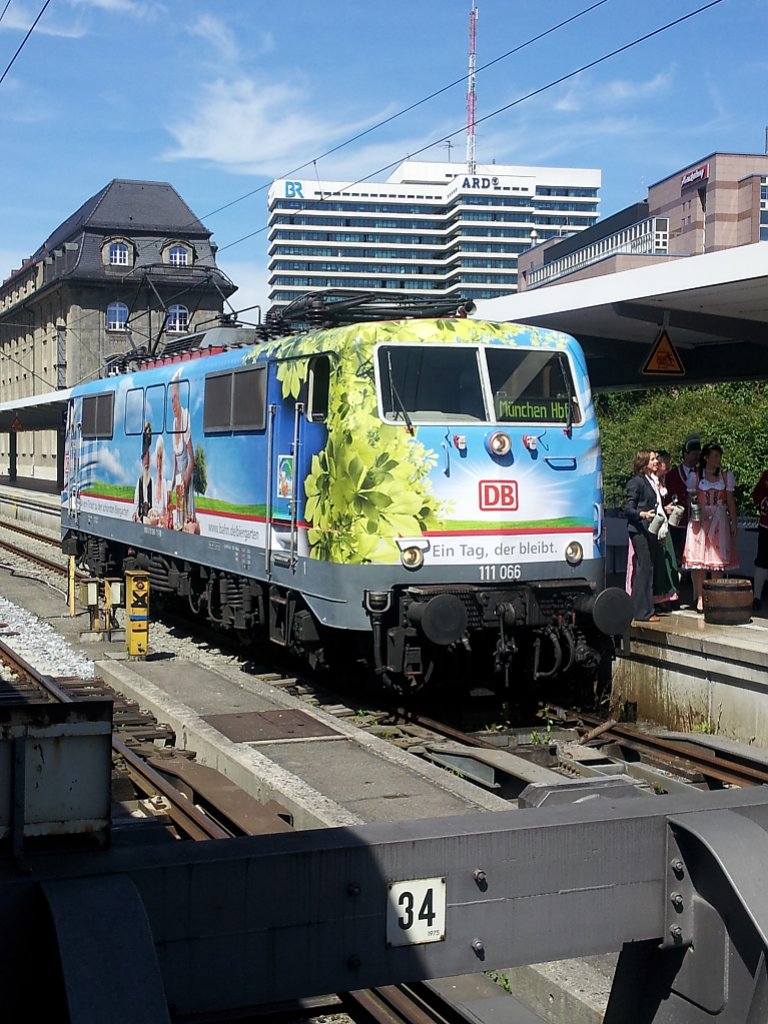 M�nchen...11.05.2012. Bayern hat wieder eine Werbelok mehr. 111 066 wirbt f�r 200 Jahre Biergarten. Topaktuell  heute morgen um 11:25 Uhr aufgenommen bei der Fahrt zur Pr�sentation und Taufe an Gleis 35 in  M�nchen Hbf. Die Bilder der Taufe  folgen heute Abend. PS: Sind online...