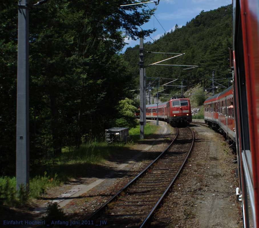 Mnchener Zug fhrt in Hochzirl eQdK ein und begegnet dem von Mnchen kommenden Gegenzug. Anfang Juni 2011 kHds