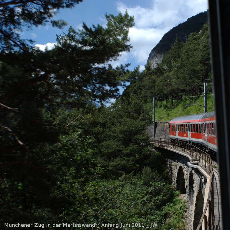 Mnchener Zug in der Martinswand, eine Kurve noch zum Tunnel An der Wand 1, im Hintergrund die Martinswand selbst. Anfang Juni 2011 kHds