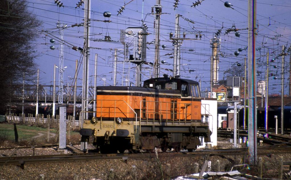 Muhlhouse Nord am 4.3.1989
Rangierlok 63810 ist im Einfahrt Bereich zum Rangierbahnhof unterwegs.