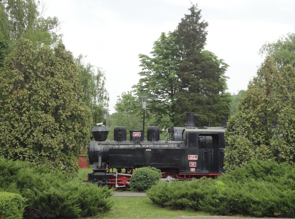 Museum der ehem. Lokomotivenfabrik Resita am 03.05.2013. Lokomotive CFF 764-493 war mit 150 PS und 30km/h Hchstgeschwindigkeit bestens fr die schmalspurigen Forstbahnen Rumniens geeignet.