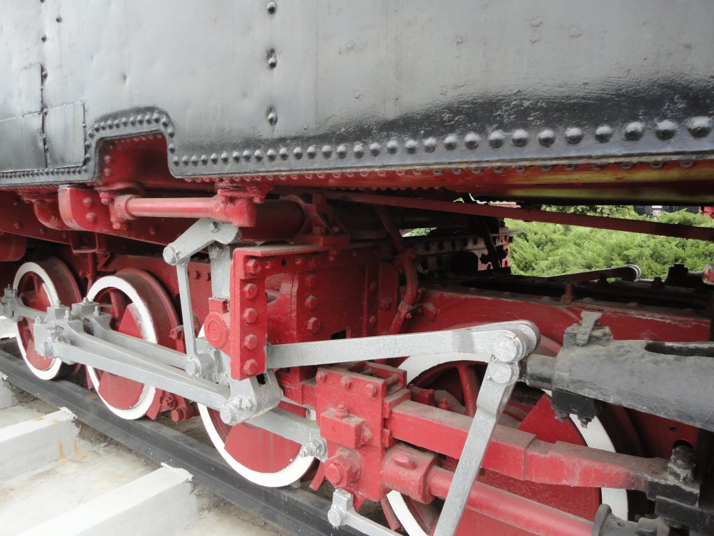 Museum der ehem. Lokomotivenfabrik Resita am 03.05.2013. Detailaufnahme des Fahrgestells der Lokomotive 704-402  Principesa Elena  (Frstin Elena).