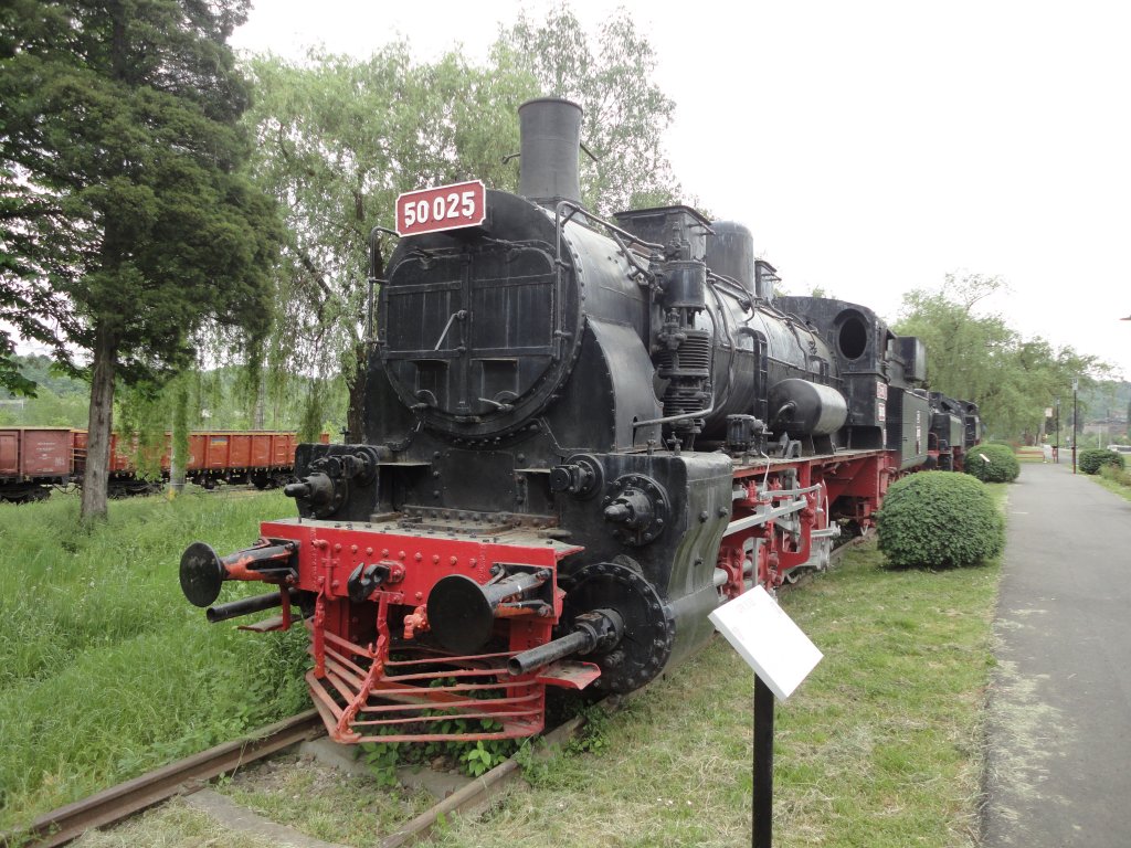 Museum der ehem. Lokomotivenfabrik Resita am 03.05.2013. Die Baureihe 50 war der die am h�ufigsten getroffene Lokomotive im G�terzugverkehr. Auf schwierigen Strecken, konnte war sie auch als Schebelok f�r Personenz�ge zu sehen. Ihre H�chtgeschwindigkeit betrug 60 km/h. Das Bild zeigt die 50-025, eine der 2 im Museum ausgestellten Lokomotiven dieser Baureihe.