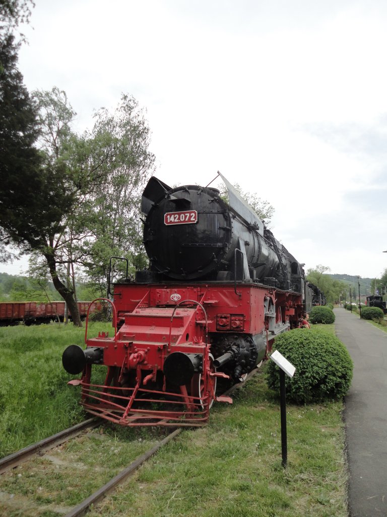 Museum der ehem. Lokomotivenfabrik Resita am 03.05.2013. Die Baureihe 142 war der Star auf rumnischen Eisenbahnen. Es war die grte Dampflokomotive die in Rumnien je gebaut wurde und zog meistens Schnellzge. Mit 110 km/h Hchstgeschwindigkeit war sie neben der in Bukarest bei den Malaxa-Werken gebauten Baureihe 231 die schnellste Damptlokomotive auf rumnischen Eisenbahnen. Im Bild ist die 142.072 dargestellt.