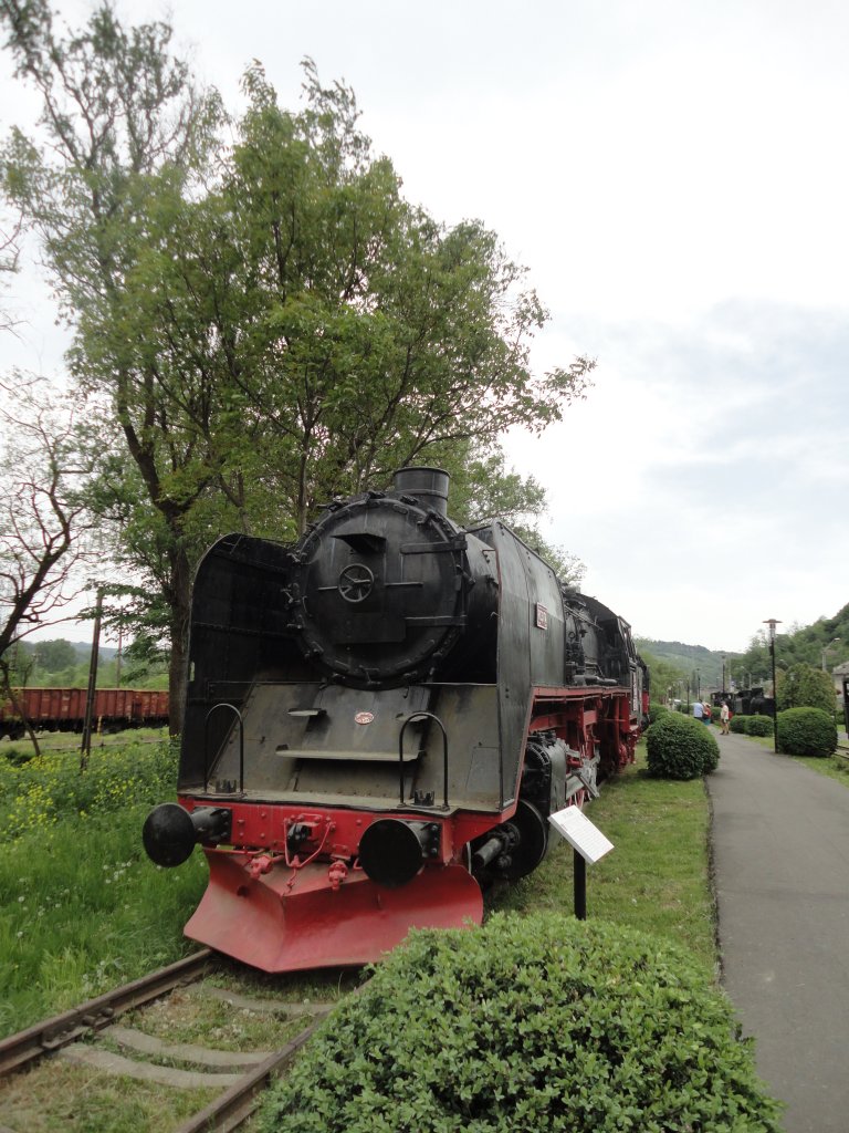 Museum der ehem. Lokomotivenfabrik Resita am 03.05.2013. Baureihe 150 war fr den Schweren Gterverhehr gedacht, und hatte eine Hchstgeschwindigkeit vom 80 km/h. Das Bild zeigt die Lokomotive 150.038 in Vorderansicht.