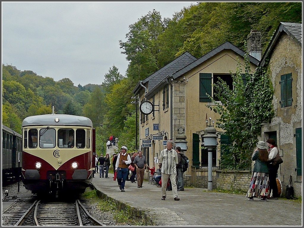 Museumsbahnflair im Bahnhof Fond de Gras am 13.09.09. Whrend rechts im Bild eine Musikband Dixiemelodien spielt, wartet links der restaurierte Triebzug Westwaggon 208/218 (BJ 1956) auf die Fahrgste. Das Bild wurde vom Fugngerberweg aus gemacht. (Jeanny)  