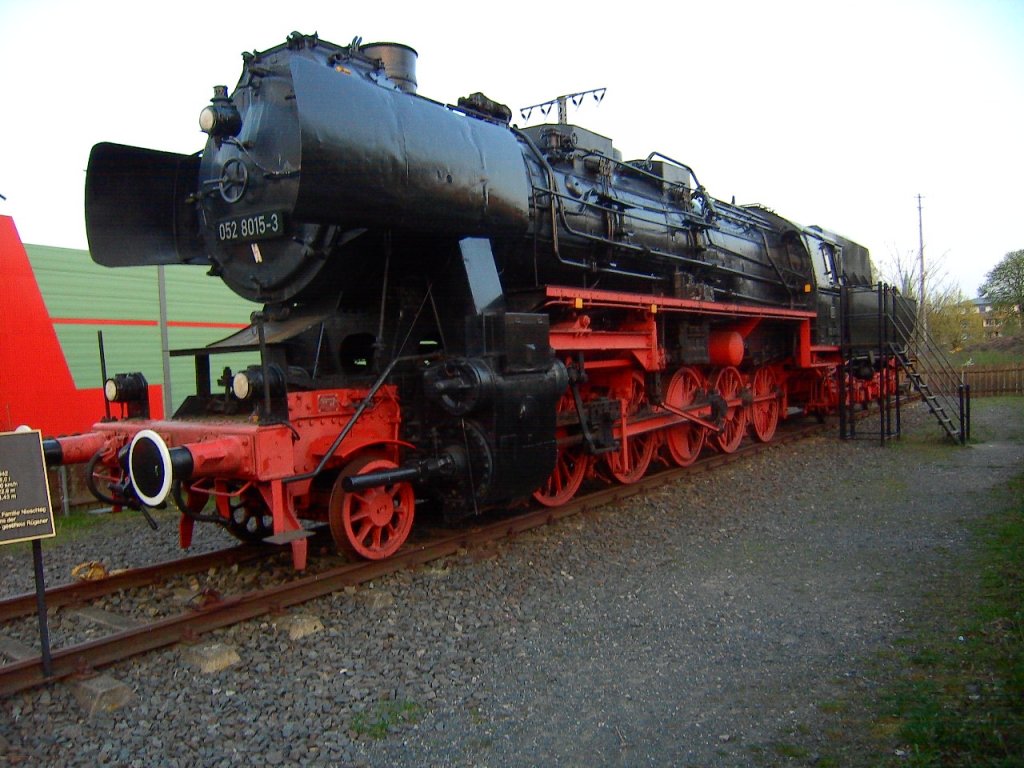 Museumslokomotive 052 8015-3 (DR 52 - Reko) nahe des Bahnhofes von Lehrte am 19. Januar 2008