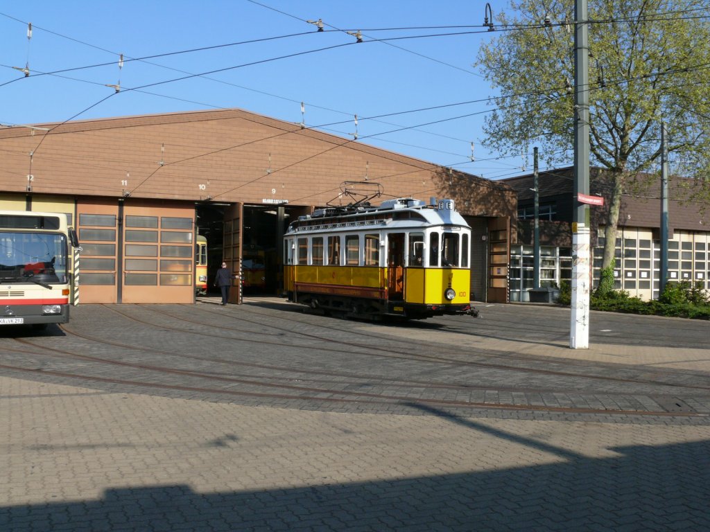 Museumstraenbahnwagen 100(Spiegelwagen) des Treffpunkt Schienennahverkehrs ev. rckt am 29.4.2011 zu einer Sonderfahrt aus