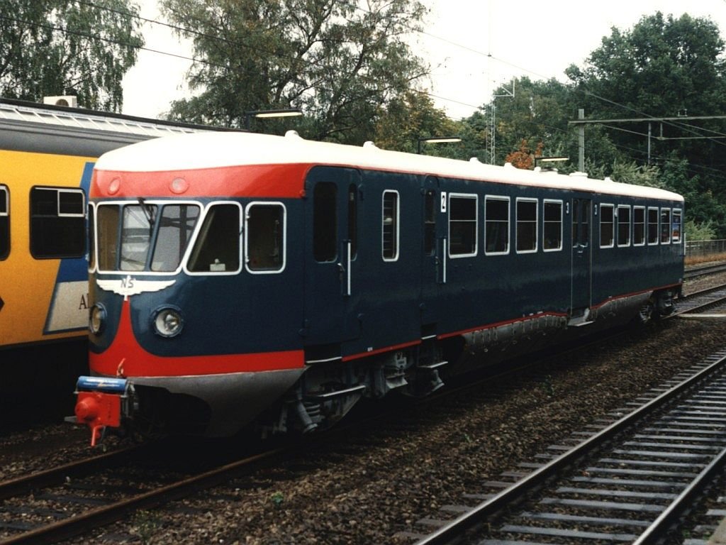 Museumstriebwagen  Blaue Engel  41 (DE-I) mit eine Sonderzug auf Bahnhof Ede-Wageningen am 1-10-1996. Bild und scan: Date Jan de Vries.