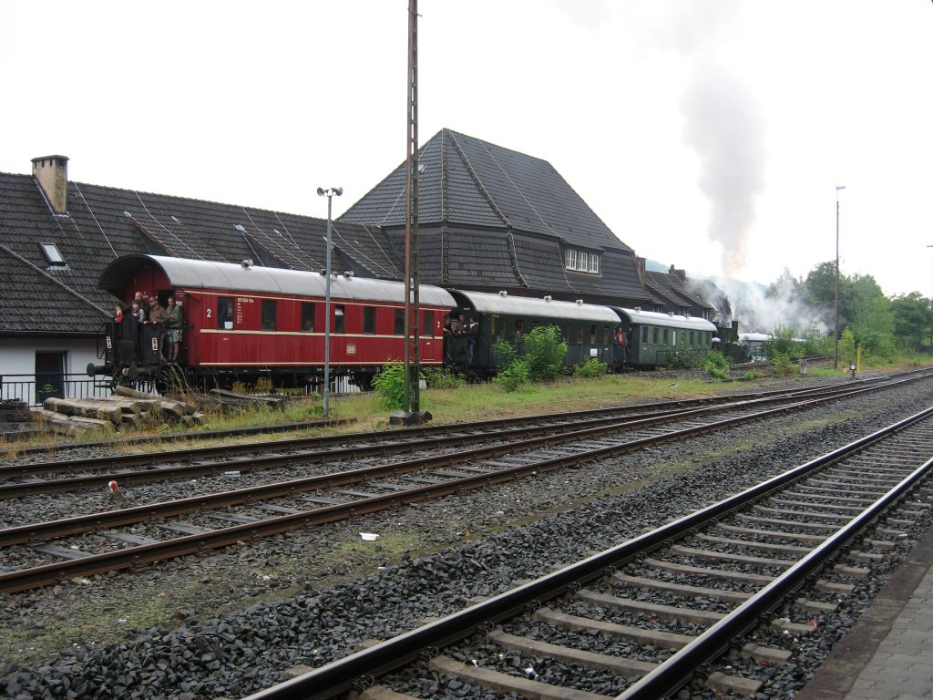 Museumszug der Wiehlthalbahn wird gerade aus dem Museum zum Bahnhof geschoben. Aufnahme vom 08. August 2010.