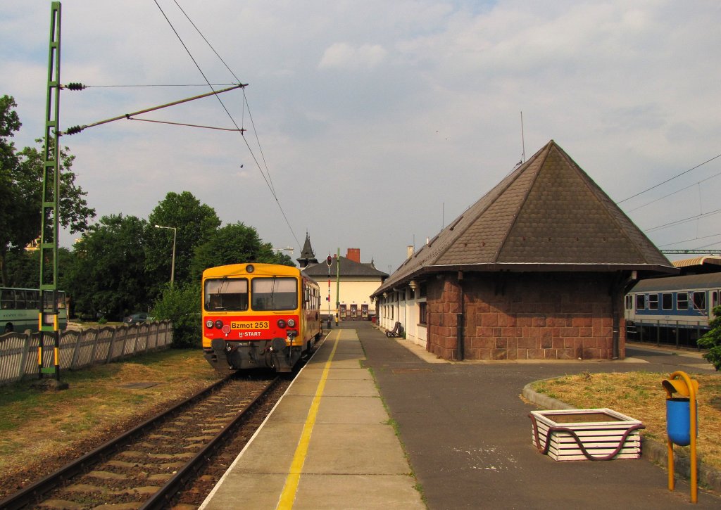 M�V Bzmot 253 (H-START 90 55 54-29 253-2 Bzmot) als Sz 38317 nach Kaposv�r, am  Au�enbahnsteig in Si�fok; 02.06.2011
