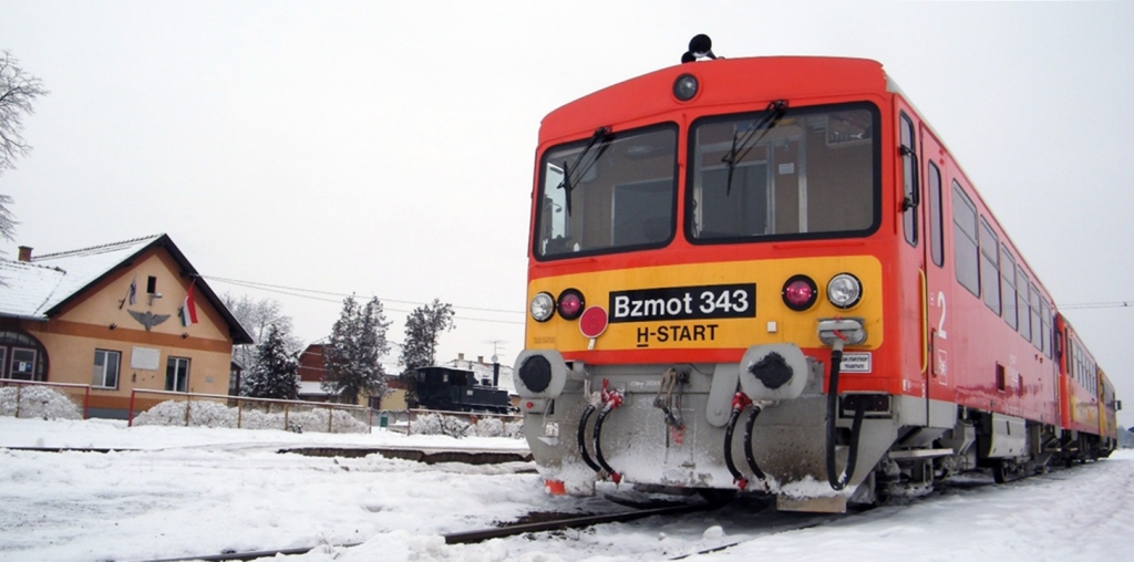MV-Start Bzmot 343 wartet am Bahnhof Balassagyarmat, am Ende des Personenzuges nach Aszd, am 19. 01. 2013. 