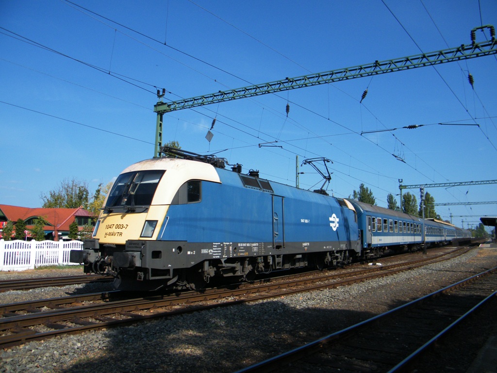 MV-Trakci 1047 003-7 am Bahnhof Fonyd mit einem Schnellzug aus Storaljajhely nach Keszthely, am 24. 09. 2011. 