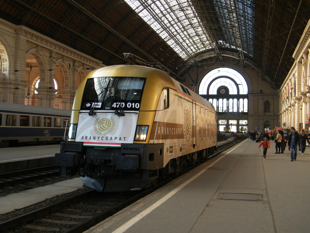 MV-Trakci 470 010 (Aranycsapat) am Bahnhof Budapest-Keleti, am 03. 03. 2012.  