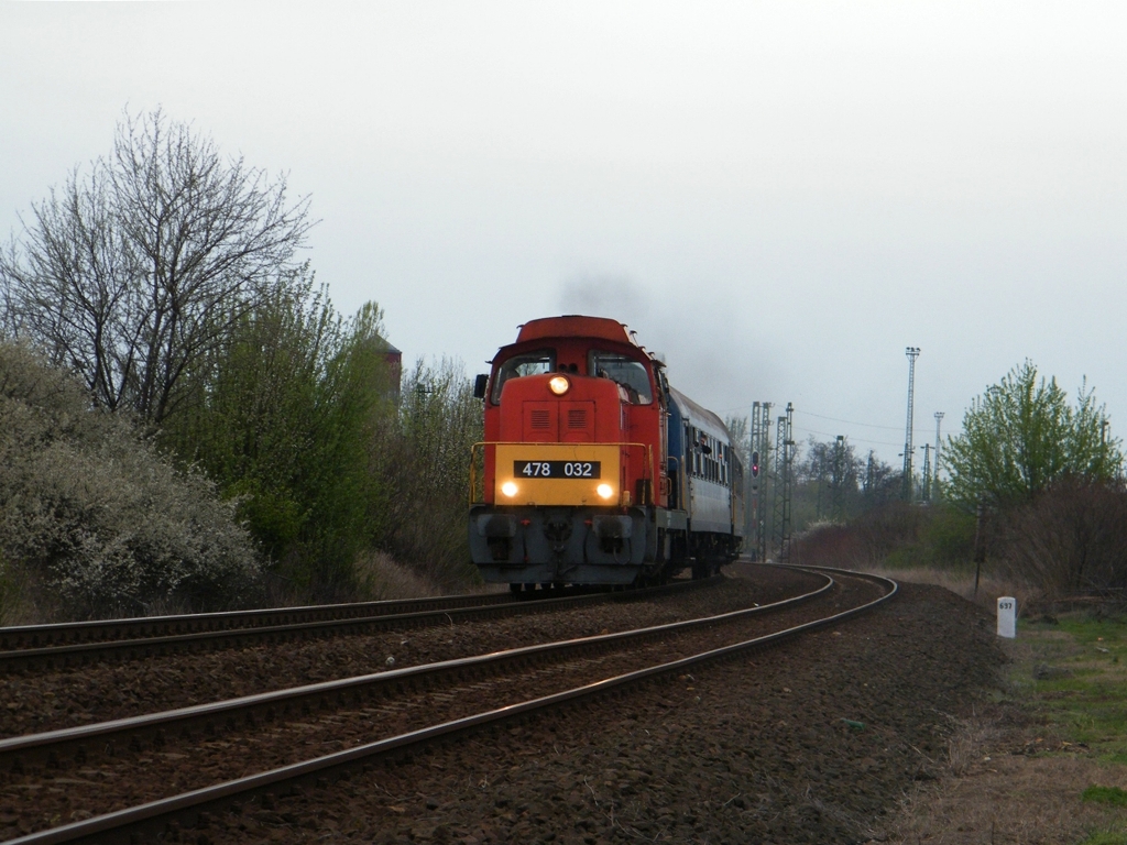 MV-Trakci 478 032 mit einem Sonderzug beim Hatvan, am 14. 04. 2012.