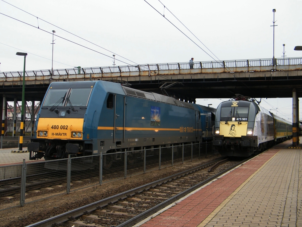 MV-Trakci 480 002 (Power of Traxx) mit einem Shcnellzug nach Budapest-Keleti und GySEV 470 501 (Sisi) mit einem IC-Zug aus Sopron nach Budapest-Keleti stehen am Bahnhof Győr, am 10. 12. 2011. 