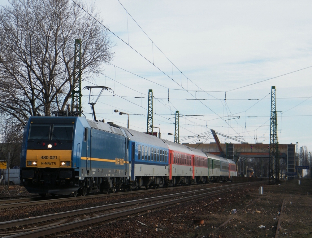 MV-Trakci 480 021 fhrt beim Budapest-Ferihegy mit einem Rund-IC-Zug (aus Budapest Keleti durch Hatvan, Miskolc-Tiszai, Szerencs, Nyregyhza, Debrecen, Pspkladny, Szolnok und Cegld, nach Budapest-Nyugati), am 25. 02. 2012.  