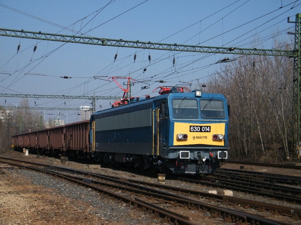MV-Trakci 630 014 (frher V63 014) mit einem Gterzug am Bahnhof Budapest-Kelenfld, am 10. 03. 2012. 