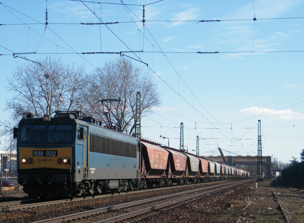 MV-Trakci 630 022 fhrt mit einem Gterzug bei Budapest-Ferihegy, am 25. 02. 2012. 