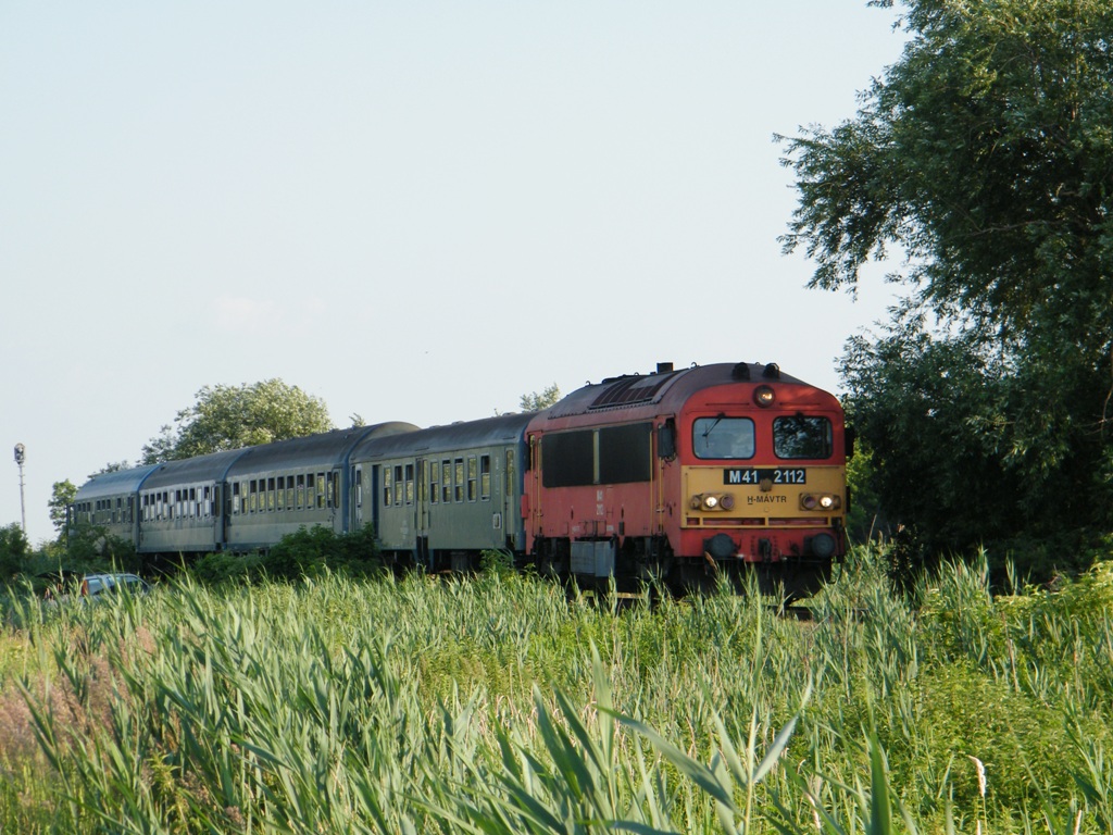 MV-Trakci M41 2112 zwischen Feketebzseny und Fonyd mit einem Schnellzug von Kaposvr nach Celldmlk am 12. 06. 2011. 