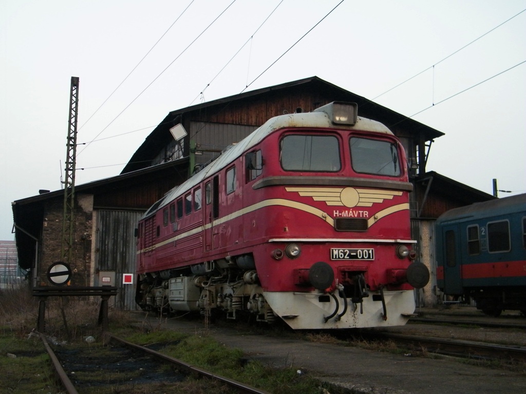 MV-Trakci M62 001 bei dem Heizhaus des Bahnof Budapest Keleti, am 04. 03. 2011. M62 001 ist die erste M62 aus Lugansk fr den MV. 