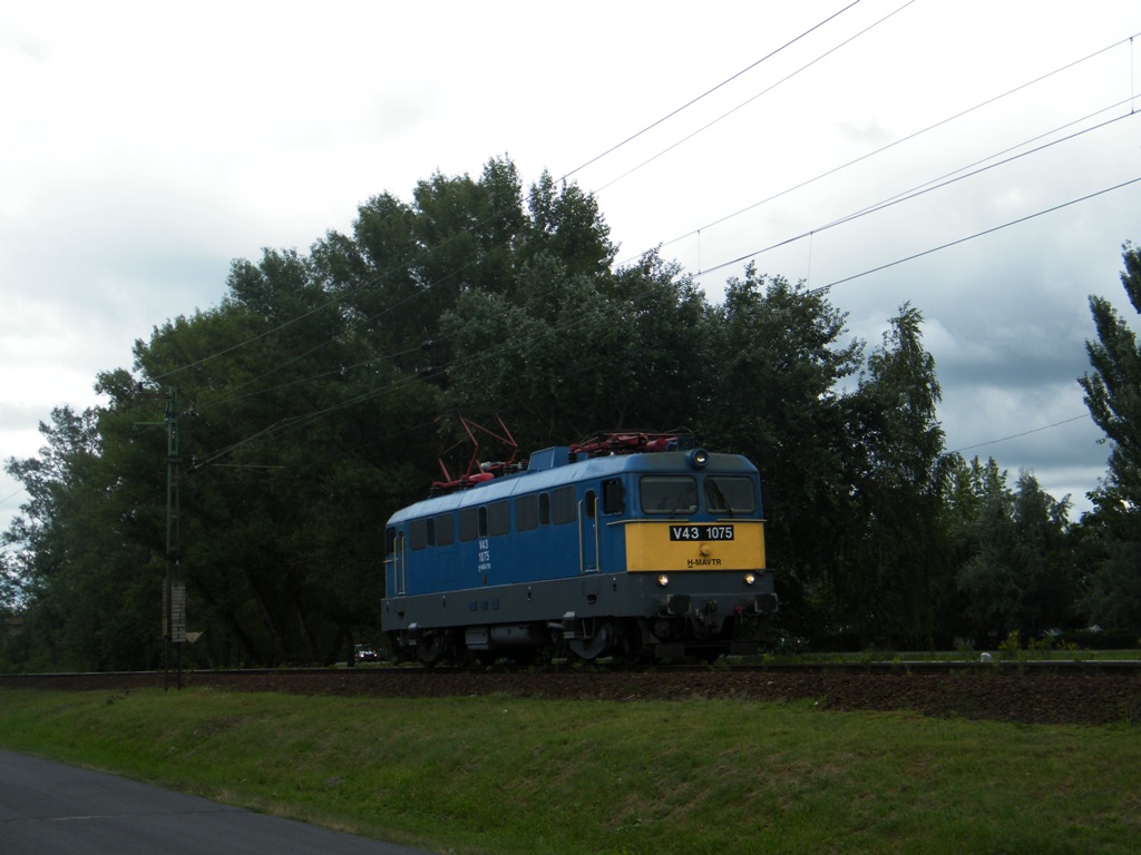 MV-Trakci V43 1075 als Lokzug zwischen Fonydliget und Fonyd, am 07. 08. 2010. 