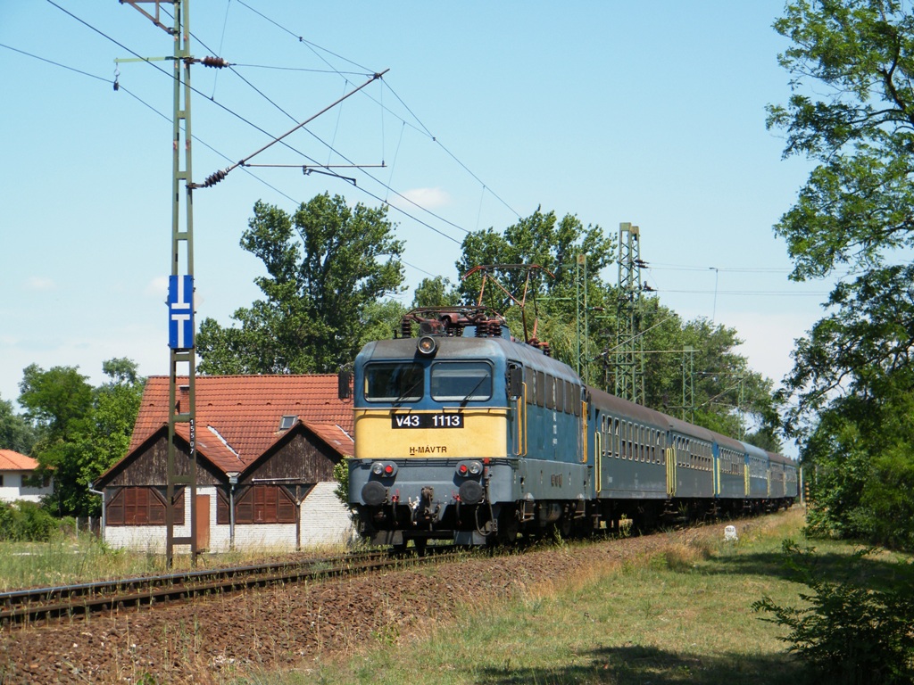 MV-Trakci V43 1113 zwischen Fonydliget und Fonyd mit einem Schnellzug von Storaljajhely nach Keszthely am 18. 06. 2011. 