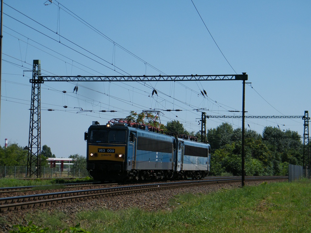 MV-Trakci V63 009 und V63 027 zwischen Budafok-Hros und Budafok-Albertfalva, am 02. 08. 2010. 