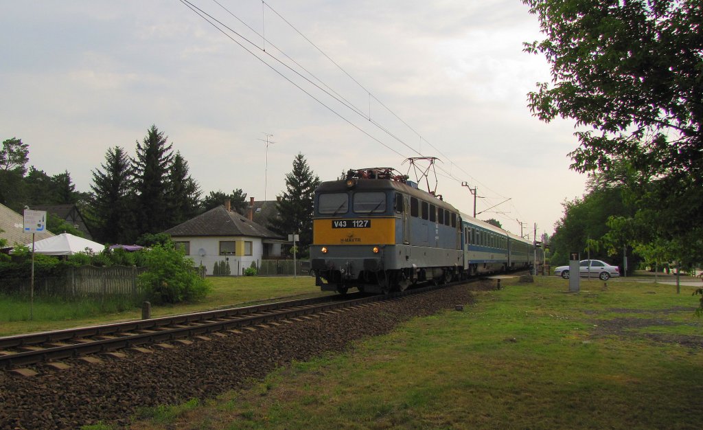 MV V43 1127 H-MVTR mit dem IC 200 von Budapest-Keleti pu nach Zagreb Glavni Kolod., in Sifok; 02.06.2011