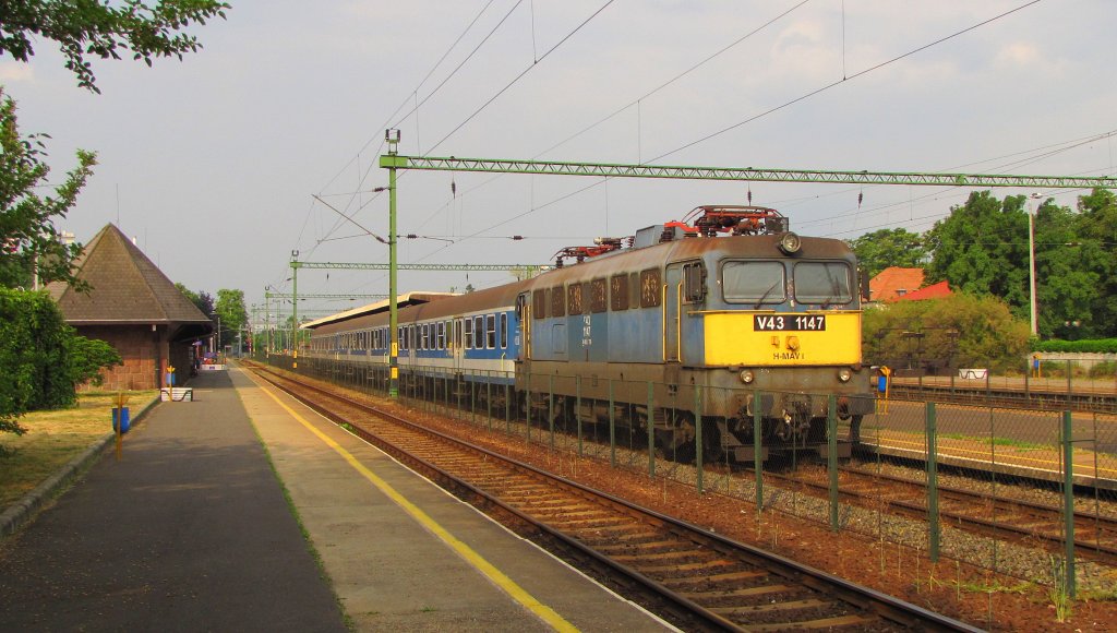 MV V43 1147 mit dem R 8725 nach Budapest-Deli pu, am 31.05.2011 im Bf Sifok.