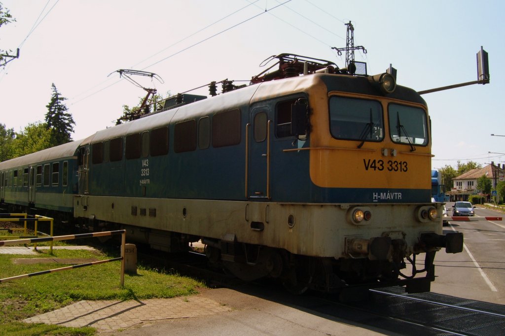 MV V43 3313 H-MVTR mit dem R 8615 von Keszthely nach Szkesfehrvr, bei der Ausfahrt in Zamrdi; 31.05.2011
