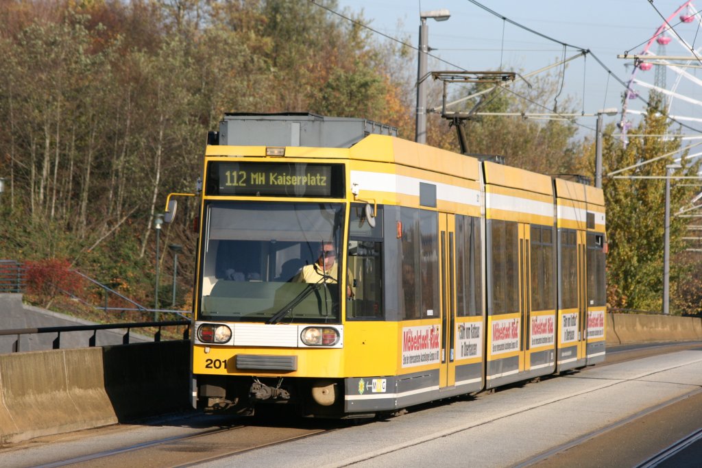 MVG 201 mit der Linie 112 nach Mlheim Kaiserplatz am Centro Oberhausen.
3.11.2009