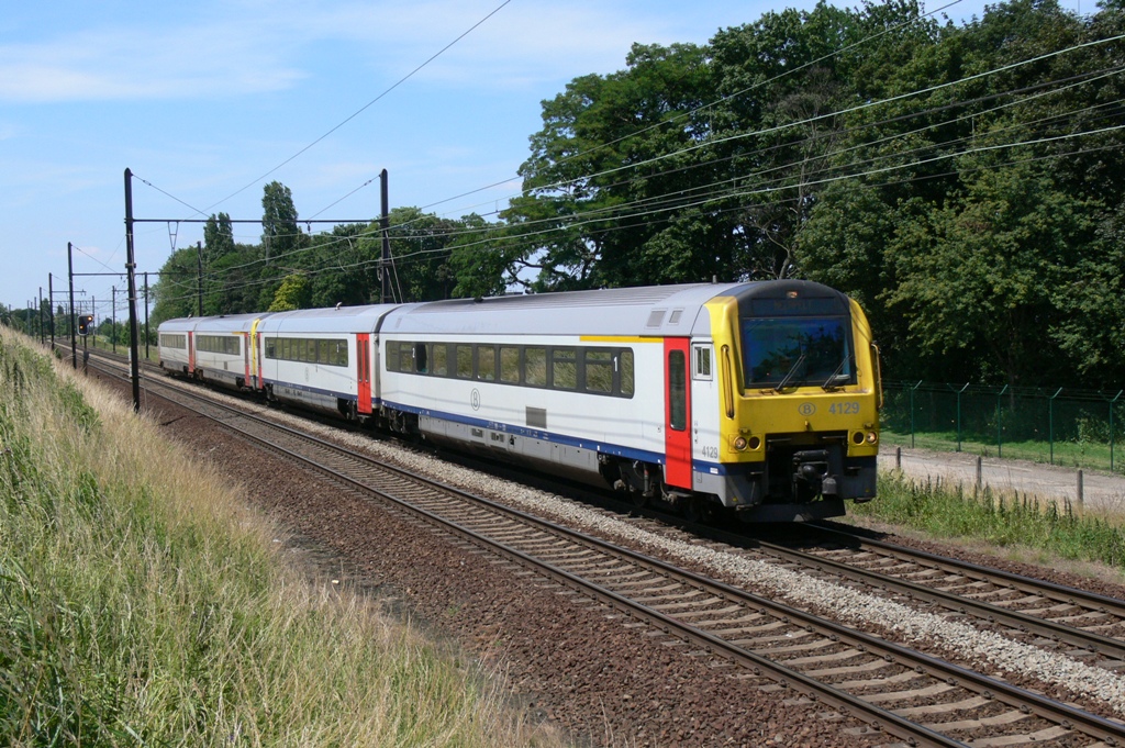 MW4129 und ein weiterer Triebwagen von Alstom, aufgenommen 24/06/2009 in Mortsel