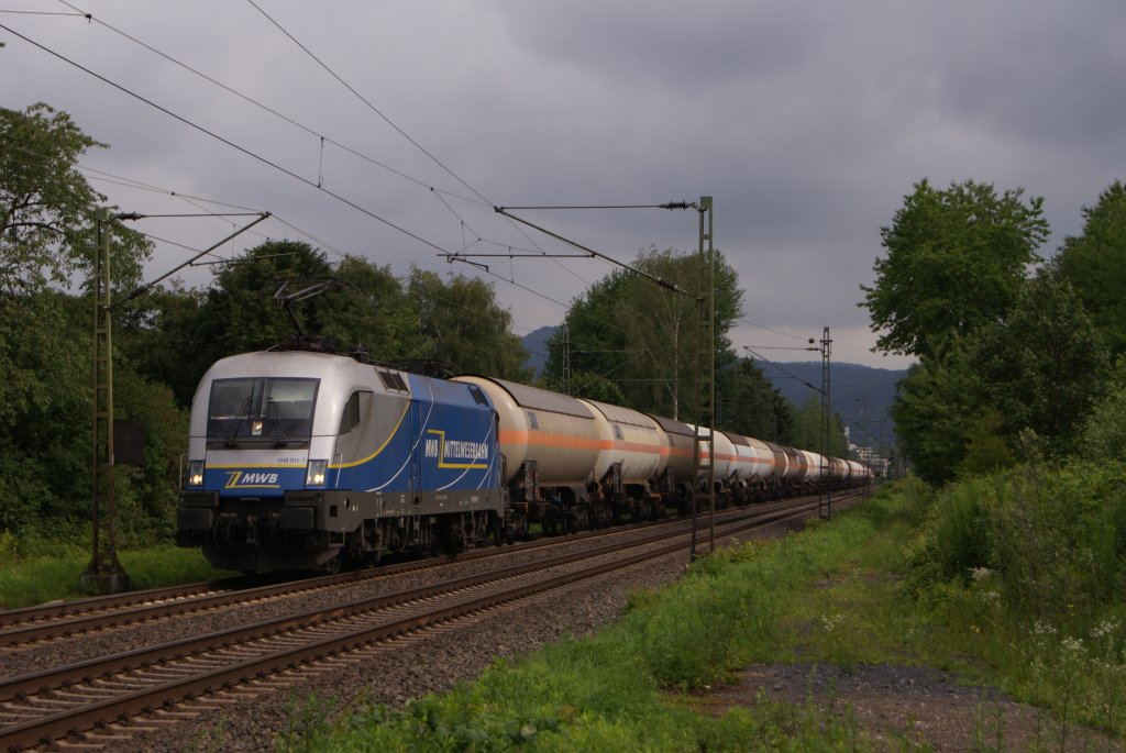 MWB 1116 911-7 mit einem Kesselwagenzug zwischen Bad Honnef und Unkel am 02.06.2011