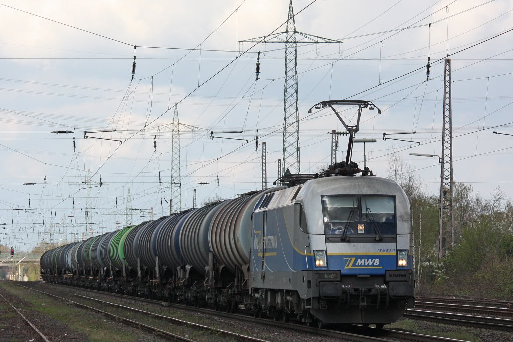 MWB 1116 911 am 11.4.12 mit einem Kesselzug bei der Durchfahrt durch Ratingen-Lintorf.