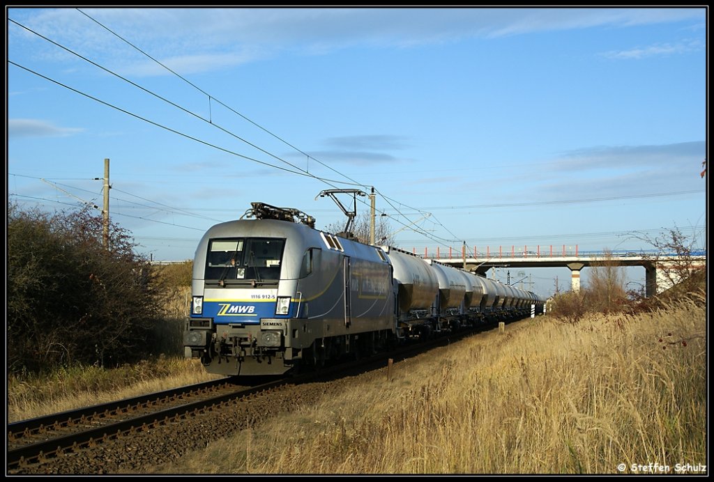 MWB 1116 912 mit leeren Zementwagen aus Richtung Stralsund. Aufgenommen am 7.11.09 bei Bentwisch.